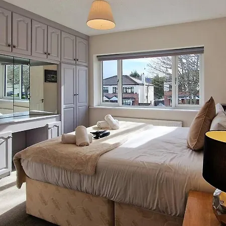 2 Minute Walk To Luas Holiday home