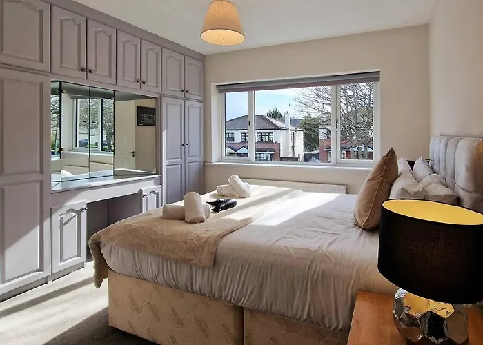 2 Minute Walk To Luas Holiday home